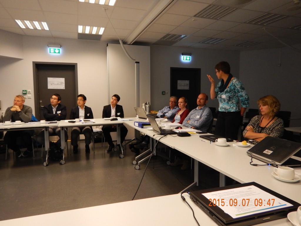 Peggy Zinke addressing the meeting participants during the presentation of preliminary results from the monitoring in Hoffselva at the meeting 2015-09-07. (Photo Herman Helness, SINTEF)